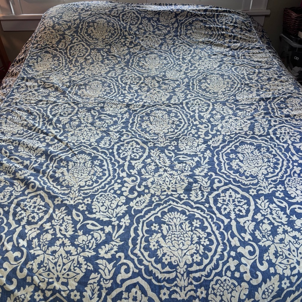 Pottery Barn Twin / Queen blue cream linen blend floral medallion duvet cover